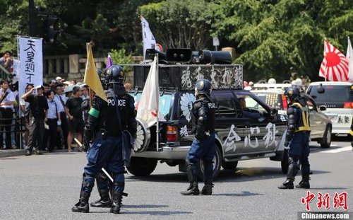 現(xiàn)場10多名日本警察身穿防暴制服，嚴防右翼份子鬧事。