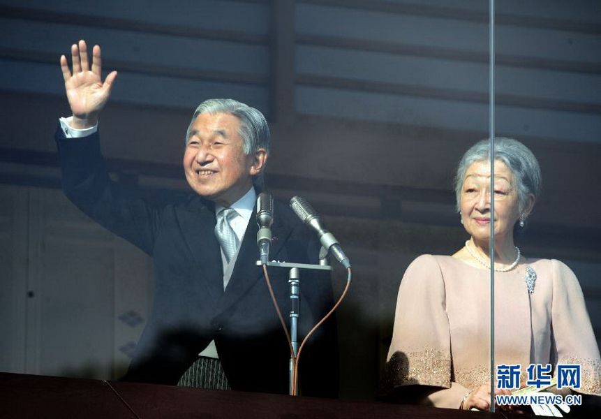 當?shù)貢r間12月23日，在位于日本東京的皇宮，日本明仁天皇向民眾致意。