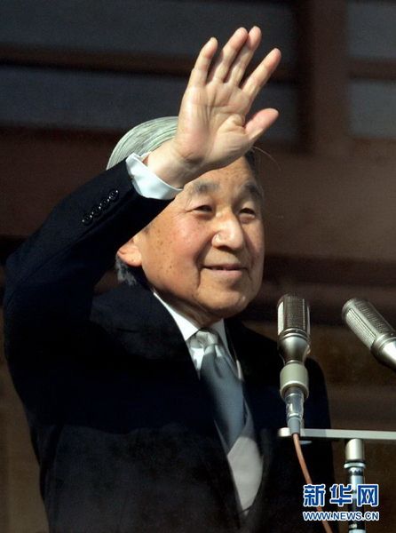 當?shù)貢r間12月23日，在位于日本東京的皇宮，日本明仁天皇向民眾致意。