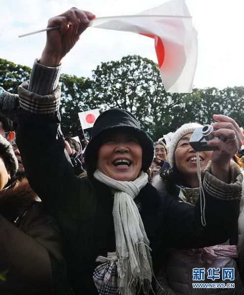 當?shù)貢r間12月23日，在位于日本東京的皇宮，民眾向明仁天皇祝賀生日。