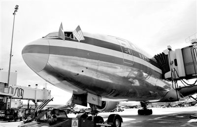 2011年4月5日，美國航空公司為洛杉磯至上海首條直飛航線的開通舉行剪彩儀式。目前，美國航空、美國聯(lián)合航空和達(dá)美航空已經(jīng)向中國提交了飛行計劃。