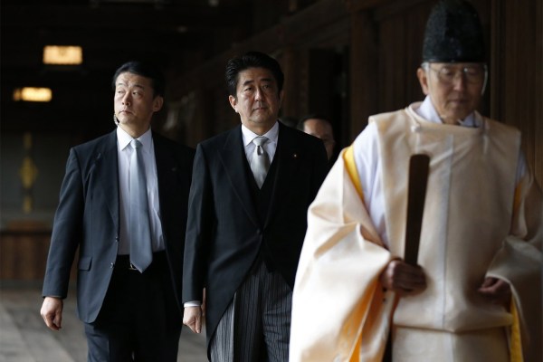 當?shù)貢r間2013年12月26日，日本東京，日本首相安倍晉三抵達靖國神社。