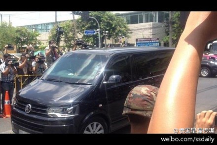 英拉乘坐其私人防彈車抵達軍方設(shè)施。