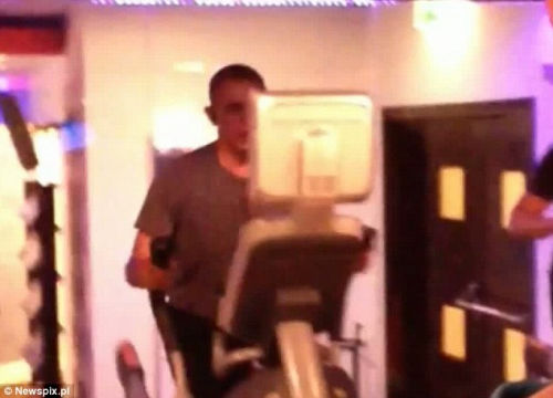 奧巴馬安?，F(xiàn)漏洞舉啞鈴健身時遭偷拍（組圖）（4）