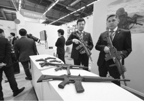 　日本企業(yè)在歐洲國(guó)際防務(wù)展上展示橡膠槍。