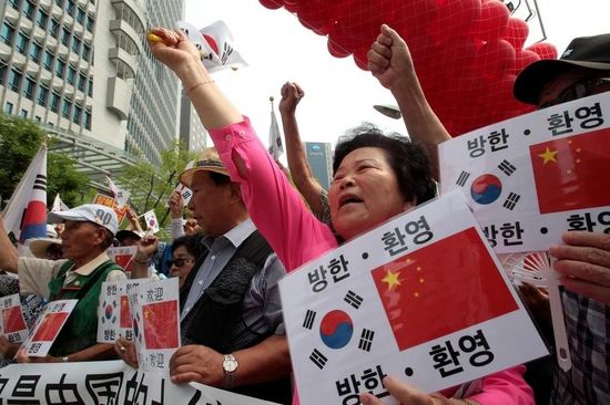 7月2日，在中國駐韓使館前，韓國民眾集會歡迎中國國家主席習近平訪韓，并打出寫有“釣魚島是中國的土地”字樣。