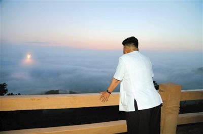 　朝鮮最高領(lǐng)導(dǎo)人金正恩正在觀看導(dǎo)彈發(fā)射。