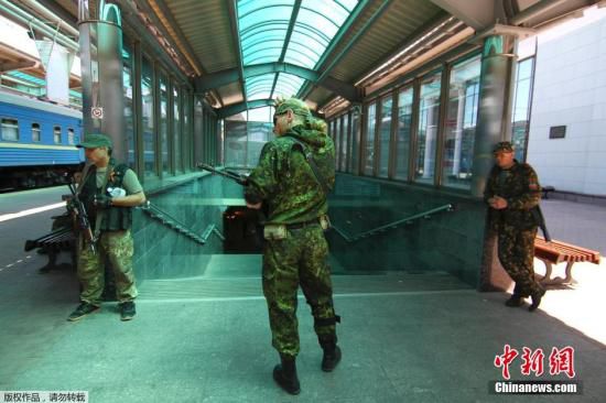 烏克蘭政府軍和民間武裝在頓涅茨克機場火車站附近發(fā)生激烈交火,火車站附近街道受到炮彈猛烈襲擊。