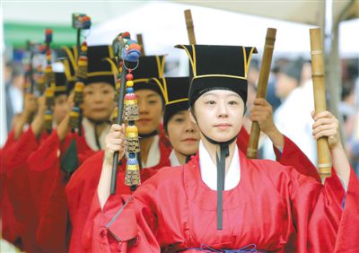 3日，韓國首爾，成均館內(nèi)，民眾穿著傳統(tǒng)服飾跳舞迎接中秋。中秋和春節(jié)一樣，是韓國最重要的傳統(tǒng)節(jié)日。
