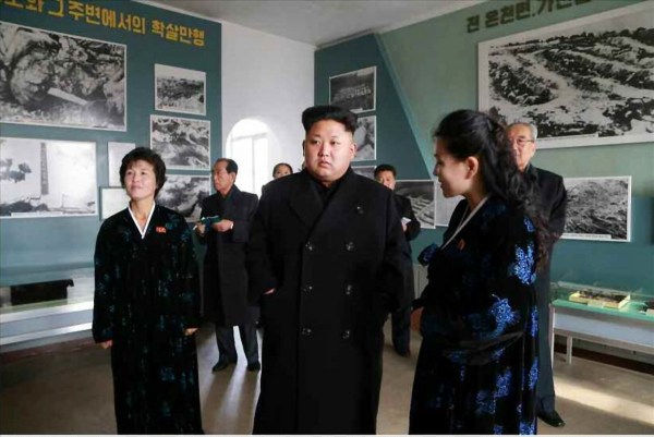 當(dāng)?shù)貢r(shí)間2014年11月25日，據(jù)朝鮮《勞動(dòng)新聞》報(bào)道，朝鮮領(lǐng)導(dǎo)人金正恩和妹妹金與正一起視察朝鮮反美