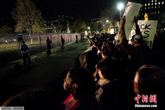 美國白宮前擠滿了抗議槍殺黑人青年的白人警察免遭起訴案件的美國民眾。