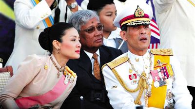 蒙西拉米左與哇集拉隆功王儲右一同參加活動。