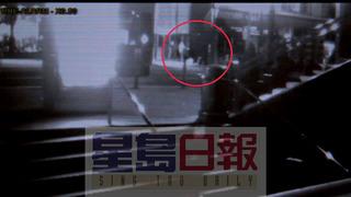 視頻拍到一名兇徒不斷踢打林泰紅圈內。美國《星島日報》
