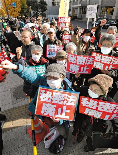 10日，日本東京，民眾聚集在首相官邸前，抗議當(dāng)天生效的《特定秘密保護(hù)法》。