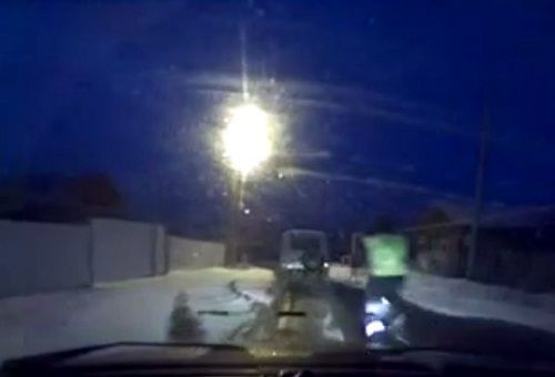 警車追逐中仍未追上可疑汽車，此時(shí)令人震驚的一幕出現(xiàn)，一名警察從警車中跳出來，向可疑車輛跑去。