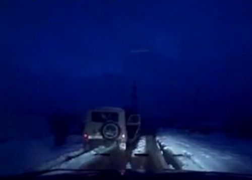 　　警察成功打開可疑汽車的車門并登上汽車，司機(jī)見狀立即停車及棄車逃走，警察則下車?yán)^續(xù)追捕司機(jī)。