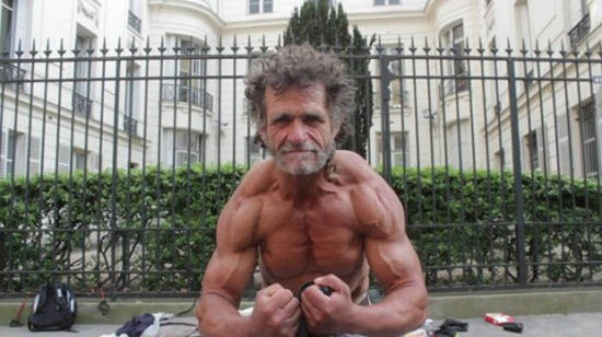 巴黎50歲流浪漢薩亞戈·雅克擁有一身壯碩的肌肉。（網(wǎng)頁截圖）