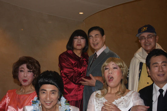 日本前首相鳩山由紀(jì)夫（后排左一）女性扮相演出音樂?。ňW(wǎng)頁截圖）