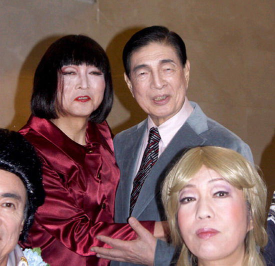 日本前首相鳩山由紀(jì)夫（后排左一）女性扮相演出音樂?。ňW(wǎng)頁截圖）