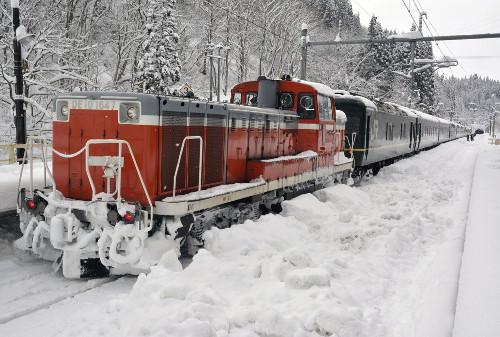 JR一臥鋪特急列車(chē)，因大雪在JR奧羽線(xiàn)津輕湯站附近拋錨，約130名乘客不得不在車(chē)上過(guò)夜。