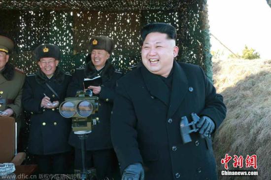資料圖：當(dāng)?shù)貢r間2015年1月31日，據(jù)朝鮮《勞動新聞》報道，朝鮮最高領(lǐng)導(dǎo)人近日視察朝鮮?？哲娐?lián)合演習(xí)，演習(xí)中還出動了戰(zhàn)斗機(jī)和潛艇。