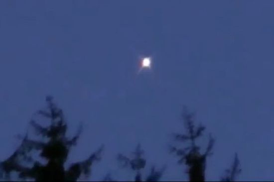 英湖泊上空驚現閃爍白光不明飛行物引發(fā)各種猜測