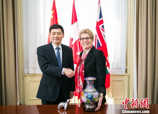圖示省長韋恩（右）與薛冰總領(lǐng)事首度官式會晤?！“彩?攝