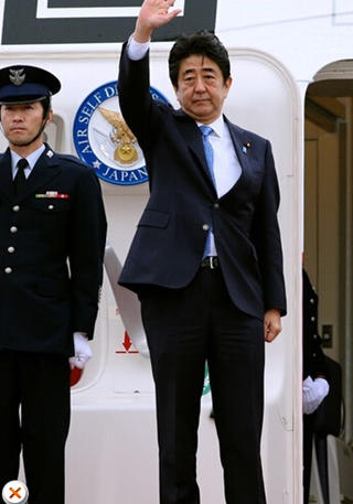 安倍在機(jī)場(chǎng)告別，面色凝重