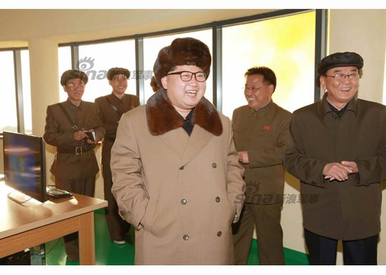 金正恩現(xiàn)場指導(dǎo)工作。