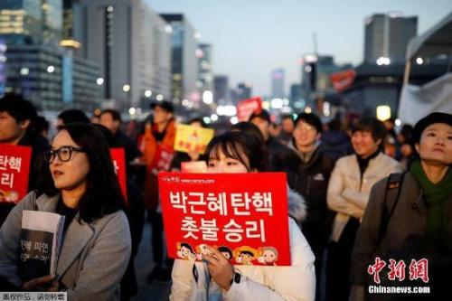 資料圖：當(dāng)?shù)貢r(shí)間3月10日上午，韓國憲法法院就總統(tǒng)彈劾案審判，樸槿惠被立即免去總統(tǒng)職務(wù)。當(dāng)晚，韓國民眾走上首爾街頭舉行燭光集會(huì)。