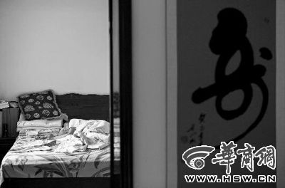 昨日，徐萬發(fā)躺在自家床上，鼻子插著氧氣管 記者張杰攝