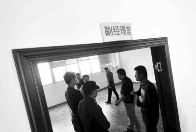  副經(jīng)理室裝修得相當豪華，稱得上“土豪”級別