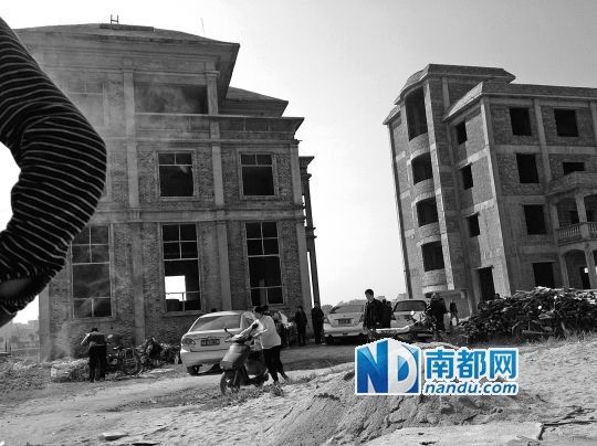 兩棟被舉報的違建樓下昨日一度聚集了超過百人，城管離開后逐漸散去。南都記者張志韜實習(xí)生宋超攝