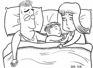 漫畫圖：男孩與父母同床睡。