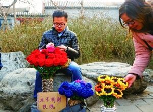 李博文周末在什剎海擺攤賣花。 晨報(bào)記者 王巍/攝