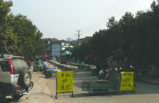 簡(jiǎn)陽(yáng)董家埂鄉(xiāng)，主干道被占道擺酒席