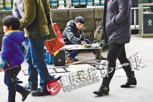 街頭，張啟輝將自己的作品擺放出售。