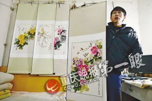 靠一根拇指夾畫(huà)筆，張啟輝繪出美麗色彩。