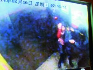 男子尾隨侯某進(jìn)入電梯。