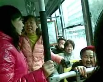 女孩沒給老太讓座被人批。