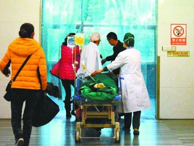 受傷女孩做完手術(shù)被送往重癥監(jiān)護(hù)室。記者楊濤 攝
