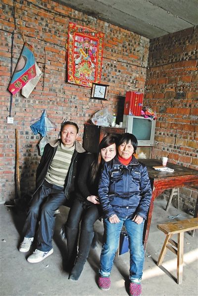 超生女謝先梅(中)、養(yǎng)父謝運(yùn)才（左）、謝運(yùn)才的嫂子唐富秀