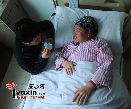 2月15日，馬友紅給病床上的母親喂水喝，對(duì)于家庭現(xiàn)在的處境，身患重癥的母親也時(shí)而感到愧對(duì)兒子。亞心網(wǎng)記者 張已 攝