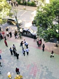 市民提供給賀偉的事發(fā)時(shí)雙方?jīng)_突照片。
