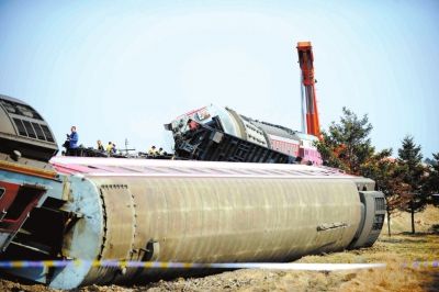 黑龍江列車(chē)脫線(xiàn)致15人受傷 乘務(wù)員砸窗疏散旅客