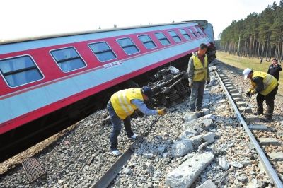 黑龍江列車(chē)脫線(xiàn)致15人受傷 乘務(wù)員砸窗疏散旅客
