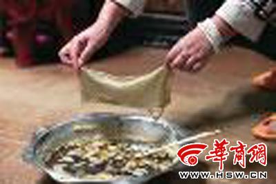 　　昨日，店方讓顧客觀看該火鍋制作時(shí)的監(jiān)控錄像本組圖片由本報(bào)記者黃利健攝