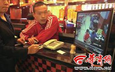 昨日，李女士展示從火鍋店抱回的火鍋，內(nèi)有濕巾