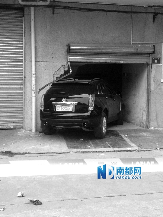 　昨日，凱迪拉克撞人后停在一倉庫門口，車后有一攤血跡。 南都記者陳杰生攝