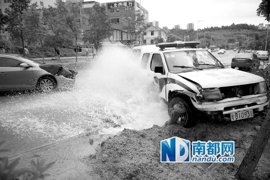 昨日，龍華金龍路，男子開走警車，后撞上消防栓停下，警車車頭受損。